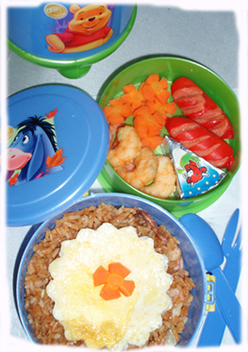 lunch-box-nasi-goreng,-telur,-sosis,-udang, wortel