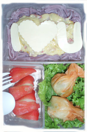 lunch-box-mie-ubi,-saus-carbonara,-lumpia-udang,-jambu-air